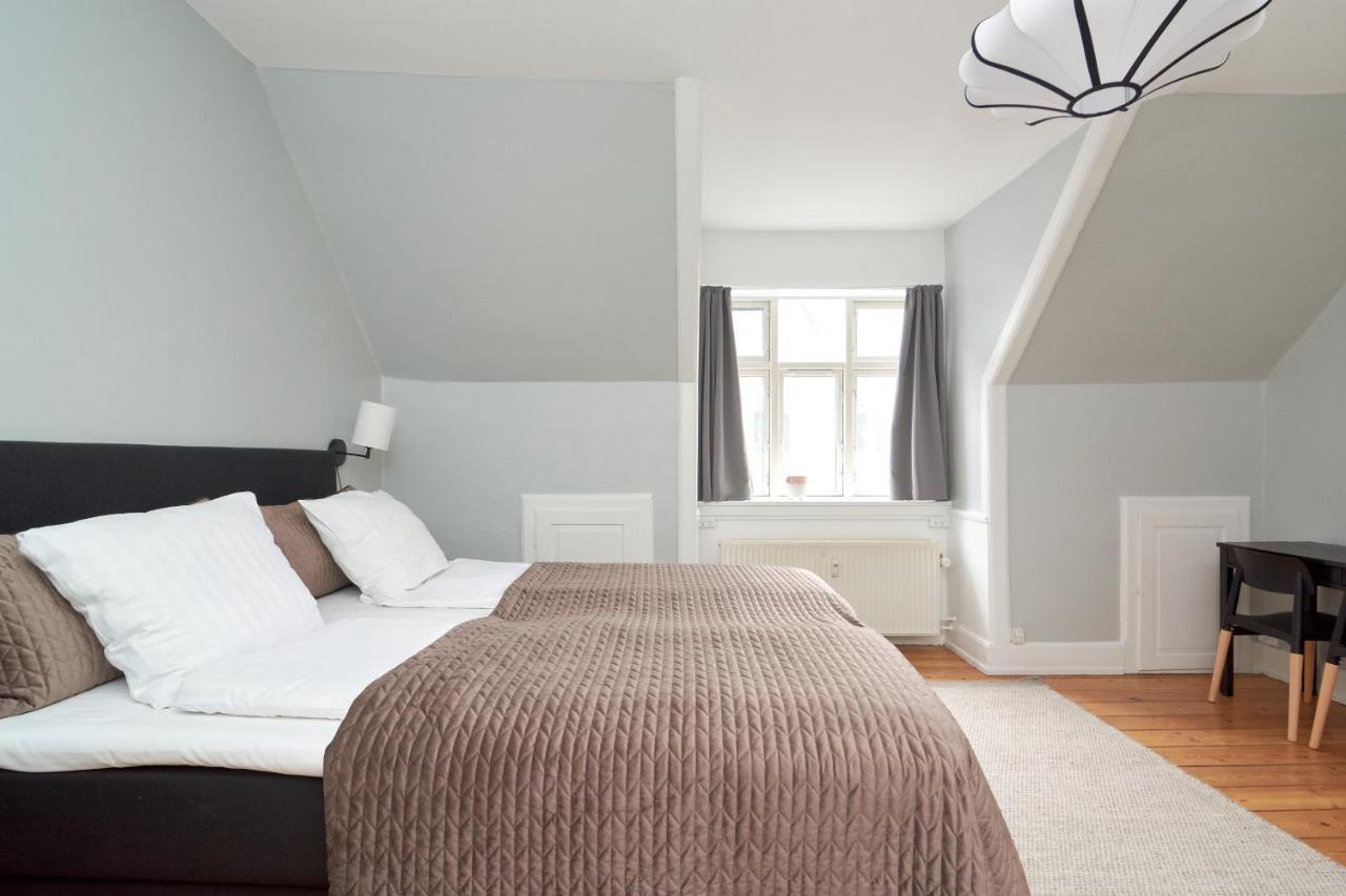 Stylish 5 Person In Vibrant Urban Area Copenhague