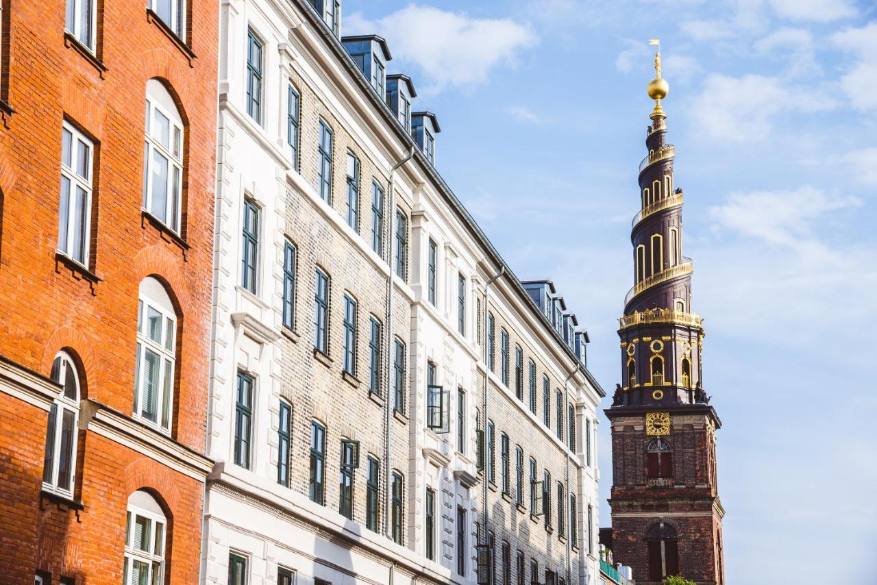 Stylish 5 Person In Vibrant Urban Area Copenhague
