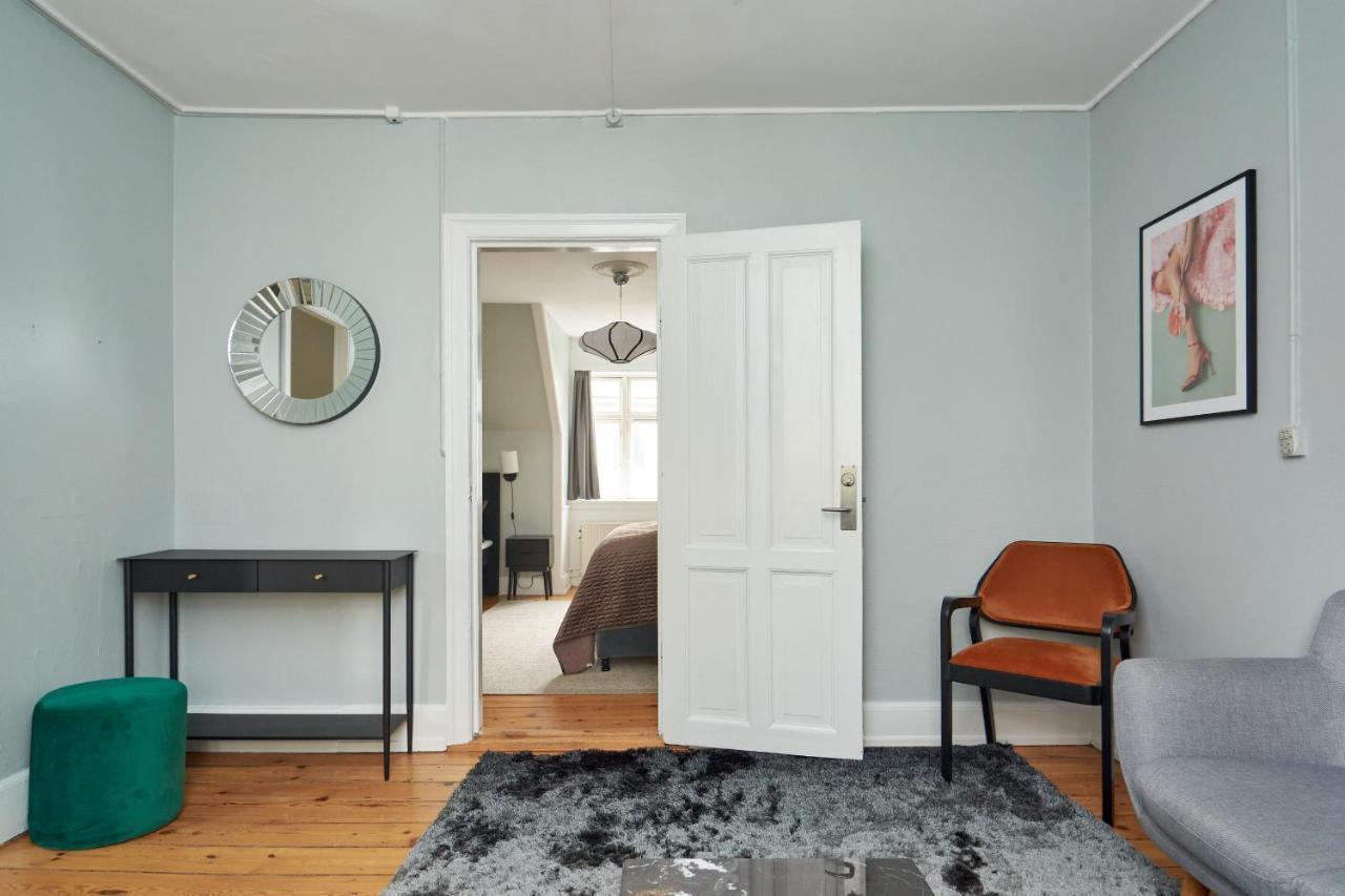 Stylish 5 Person In Vibrant Urban Area
