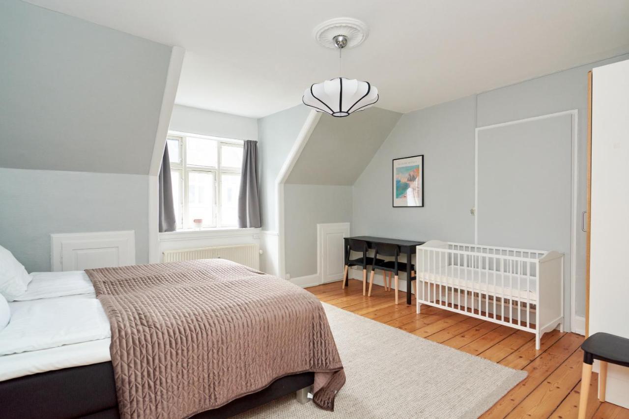 Stylish 5 Person In Vibrant Urban Area Copenhague