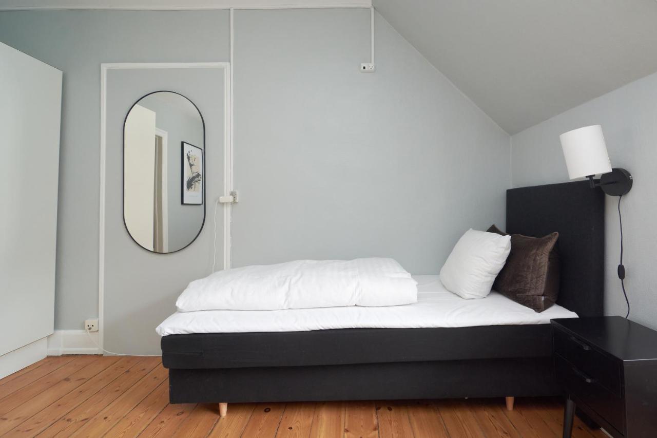 Stylish 5 Person In Vibrant Urban Area Copenhaga
